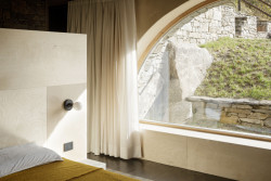 Přestavba stájí na víkendový dům v italských Alpách