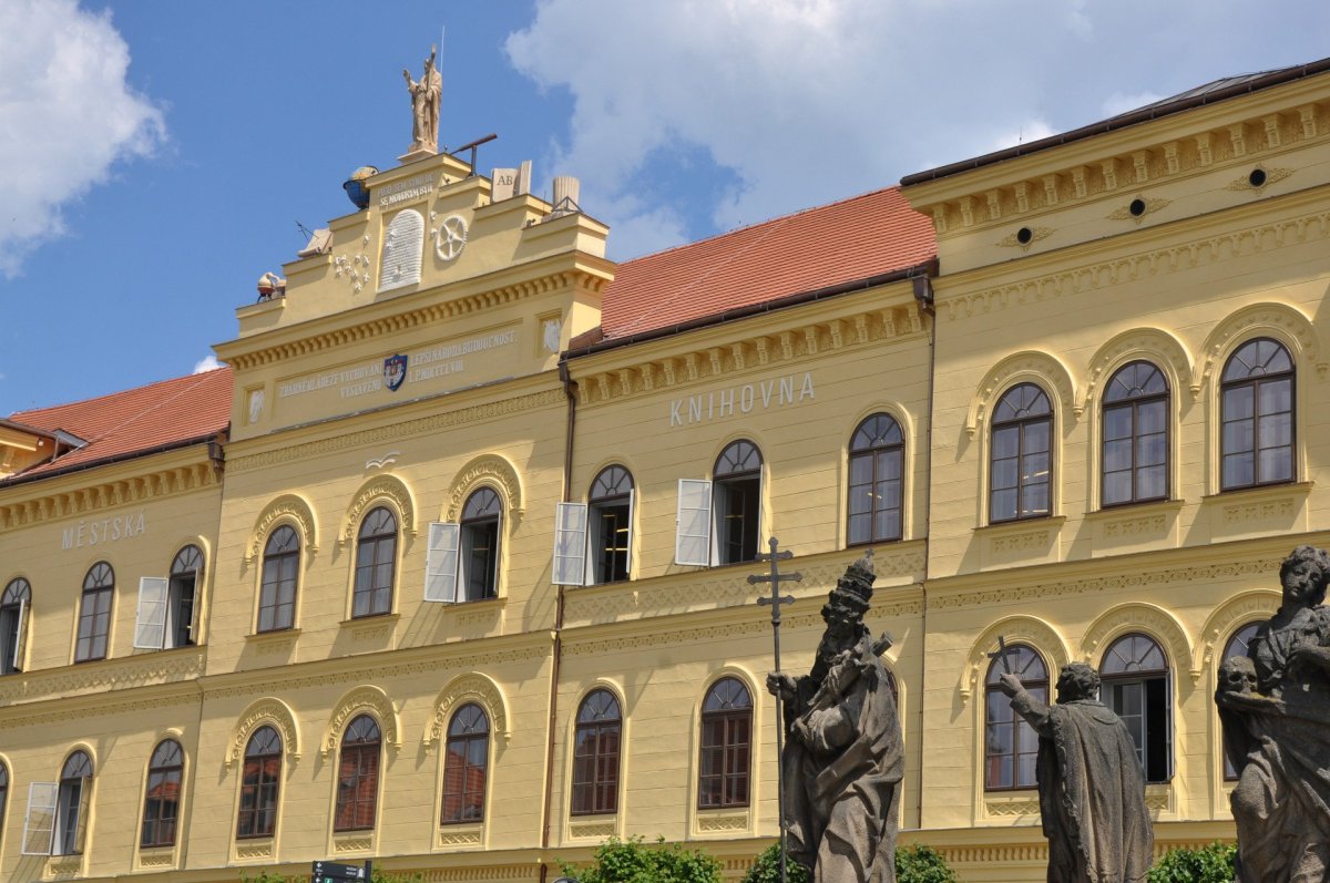Městská knihovna v prostorách historické budovy bývalé základní školy Jana Ámose Komenského