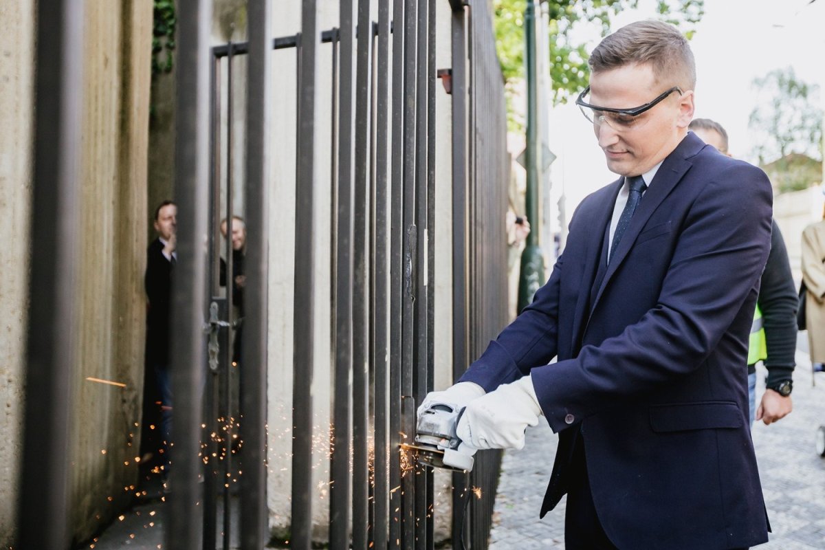 Otevření výstavy CITYBLOK doprovázel happening odřezání mříží od plastik Miloslava Chlupáče před vstupem do areálu Emauz, na fotce ředitel IPRu Ondřej Boháč.
