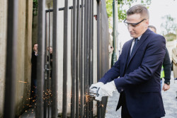 Otevření výstavy CITYBLOK doprovázel happening odřezání mříží od plastik Miloslava Chlupáče před vstupem do areálu Emauz, na fotce ředitel IPRu Ondřej Boháč.