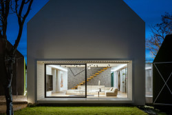 Obytné prostory se velkoryse otevírají směrem ven. (Vila v Trněném Újezdě, de.fakto)