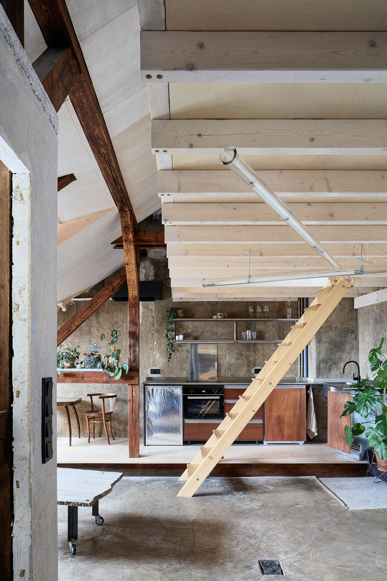 Architekti z ateliérů totalbrutal a svobodová blaha rekonstrukci podkroví navrhli a také vlastnoručně zrealizovali. (Rekonstrukce podkroví, totalbrutal a svobodová blaha)