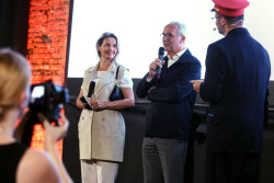 Letošní porota České ceny za architekturu je v ČR. Na obrázku porotkyně Andrea Klimková a porotce Jeroen van Schooten