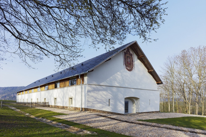 Na shortlist Miesovy ceny se zatím probojovalo jen 7 českých realizací.  Najdeme mezi nimi také klášter nový dvůr.