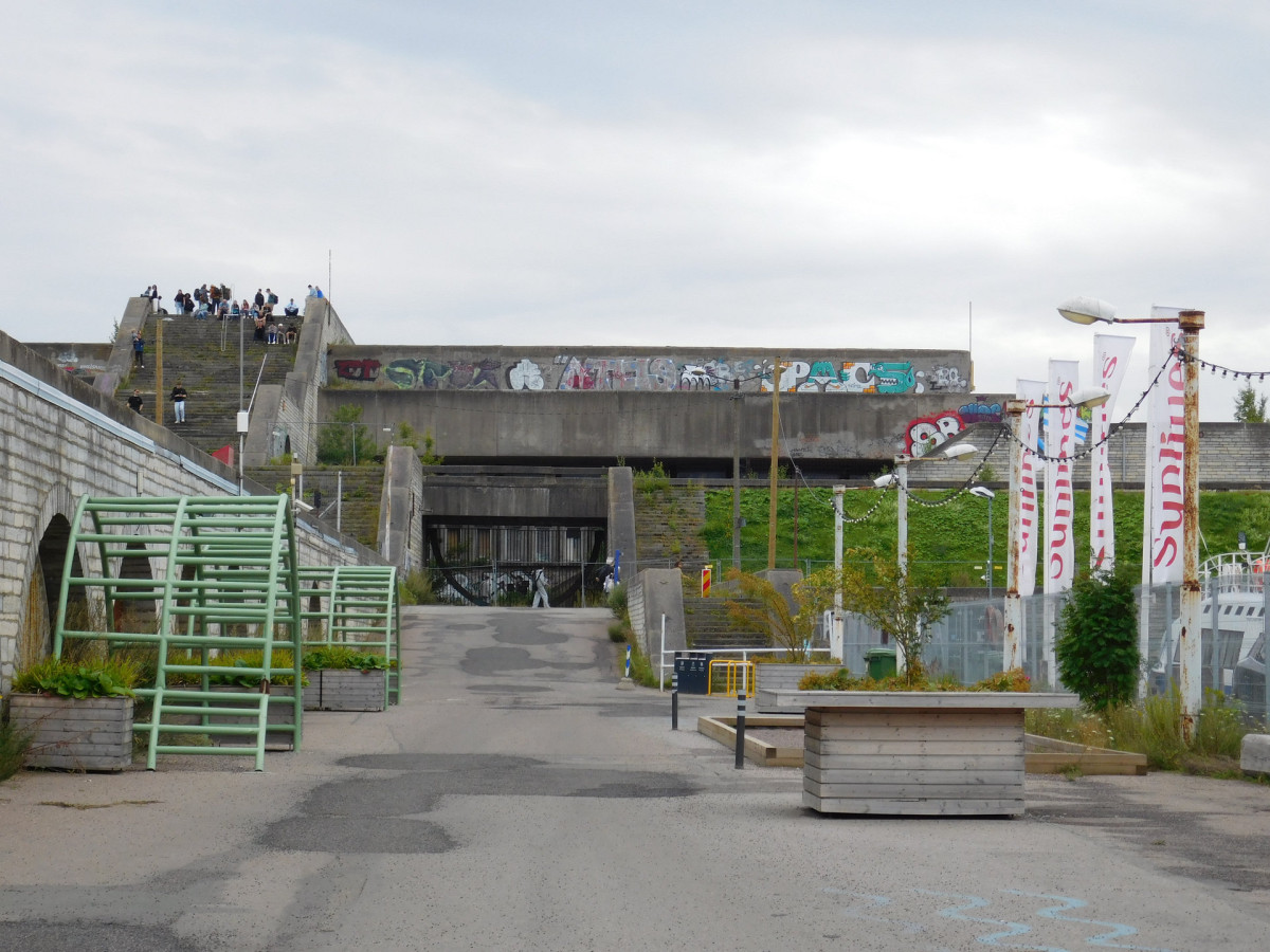 Jedna z brutalistních ikon Estonska pokrytá graffiti stále láká návštěvníky.