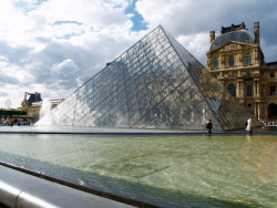 Le Grande Louvre v Paříži, I.M. Pei.