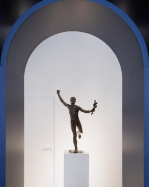 Vítězným dílem kategorie Fenomeny architektury se stal Marathon Point - muzeum, kavárna a komunitní centrum v Košicích - za jehož návrhem stojí UNG architekti. Mezinárodní maraton míru v Košicích, odstartovaný již v roce 1924, je nejstarším maratonem v Evropě. Hmotné ztvárnění této mimořádné sportovní tradice vzniklo z iniciativy místního Maratonského klubu.