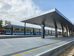 Nové přístřešky na třech nádražích v Kladně. Inovací prošly zejména podhledy - jsou to kazety, které umožní například vytvořit šikminu.