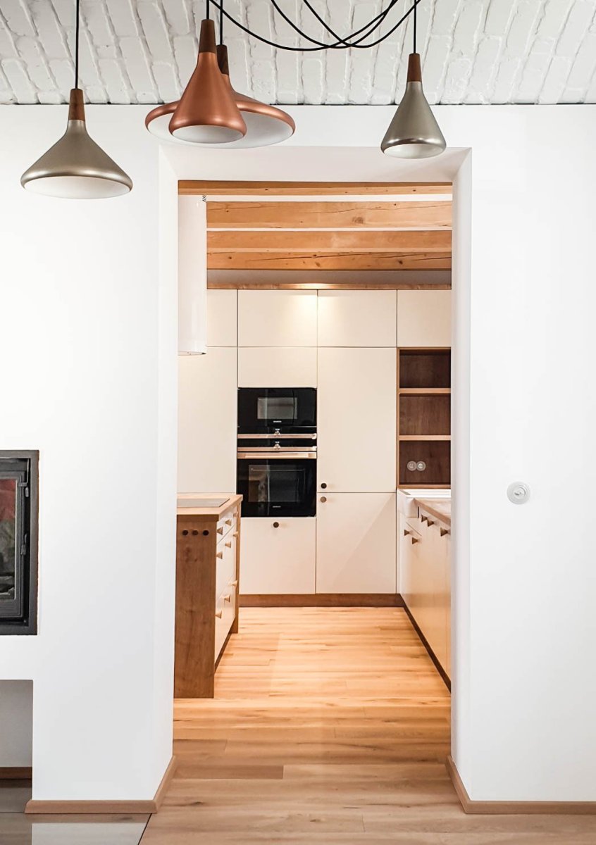 Stavení s červenou pumpou od DESTYL architekti
