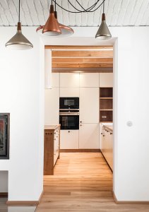 Stavení s červenou pumpou od DESTYL architekti
