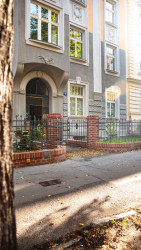 Cihelné zídky postavené z tradičních cihel z Cihelny Kadaň vytváří reprezentativní vstupní prostor, ladící s architekturou domu.