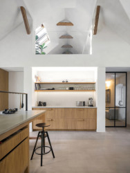 Díky modernímu vybavení, nábytku a velké míře prosklení, si nepřipadáte jako v typickém starém stavení.