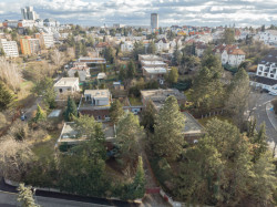 Vznikl promyšlený jednotný soubor. Zahrnuje čtyři vily a sedm řadových domů. Pozemek umělcům doporučil pravděpodobně Karel Prager osobně.