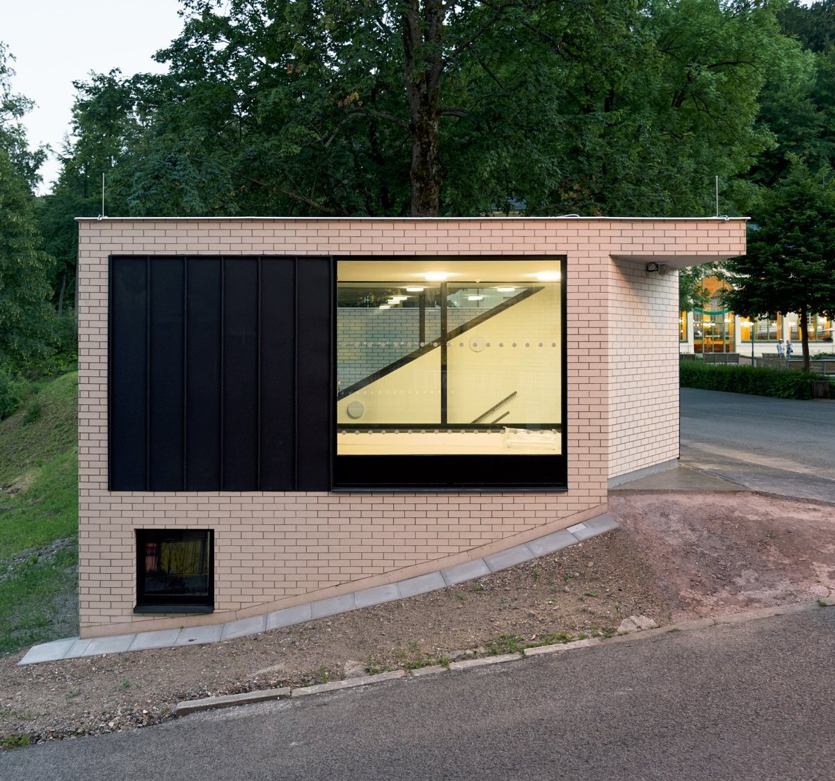 Architekti ze studia INK ARC jsou autory nápadité autobusové zastávky s toaletami v Janských Lázních