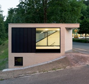 Architekti ze studia INK ARC jsou autory nápadité autobusové zastávky s toaletami v Janských Lázních
