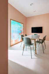 Interiér rehabilitačního centra CRIMED v Poděbradech od designérky Kateřiny Kersey a architektky Lucie Náhlovské