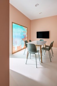 Interiér rehabilitačního centra CRIMED v Poděbradech od designérky Kateřiny Kersey a architektky Lucie Náhlovské