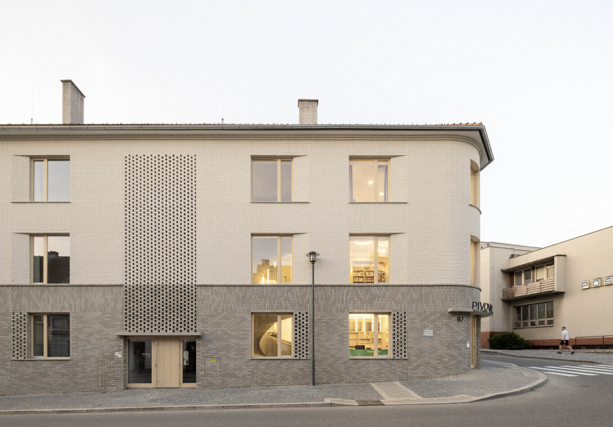 Všechny funkce jsou teď propojení: mateřské centrum, dílny, knihovna a další. (Rekonstrukce bývalého pivovaru; Acronym collective studio)