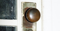 Interiér vily poničily necitlivé úpravy v druhé polovině minulého století i dlouhá léta bez údržby. Foto Karel Šabata, 2003, zdroj: tugendhat.eu