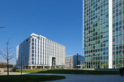 KOMA oblékla administrativní budovu v byznysové čtvrti Pankrác v Praze  do vertikálně členěných alucobunodvých kazet.