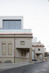 Ze zadní strany budovy je viditelná nová kubická přístavba, kterou architekti umístili na místo bývalé technické terasy.