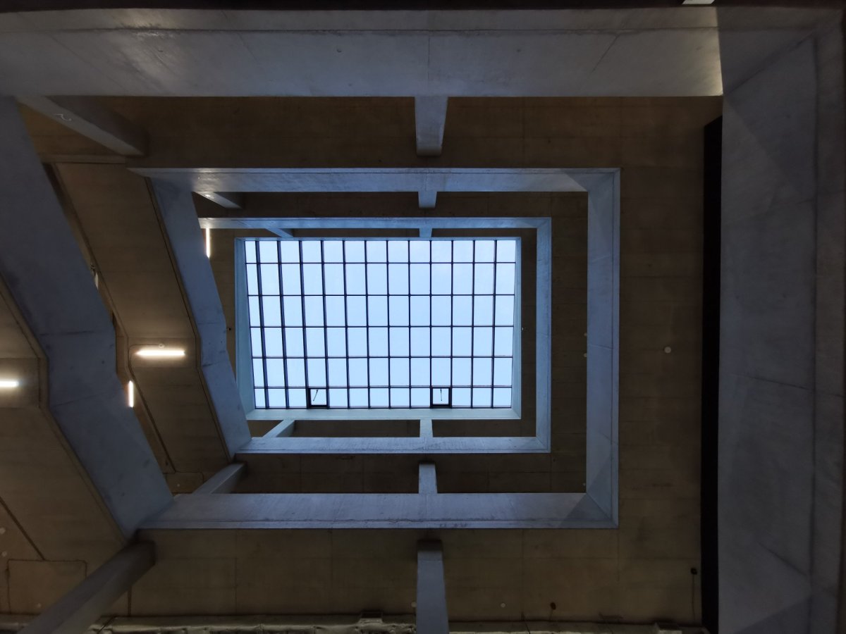City Campus Ostrava, Klastr umění, KANIA a.s.: Velkorysé vnitřní atrium stropem propouští dostatek světla