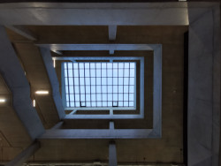 City Campus Ostrava, Klastr umění, KANIA a.s.: Velkorysé vnitřní atrium stropem propouští dostatek světla