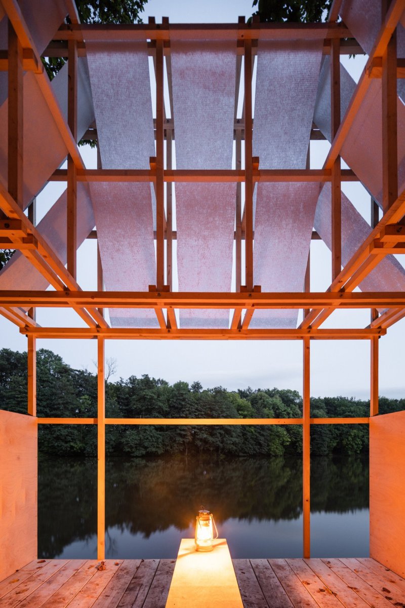 Tea house Pavilion, GRAU Architects: Diagonálně upevněná textilie ve dvou výškových úrovních vnitřní prostor částečně chrání před sluncem a deštěm