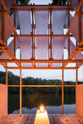 Tea house Pavilion, GRAU Architects: Diagonálně upevněná textilie ve dvou výškových úrovních vnitřní prostor částečně chrání před sluncem a deštěm