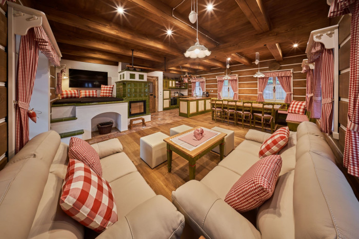 Výběr materiálů a dekorací vytváří příjemnou atmosféru celého interiéru.