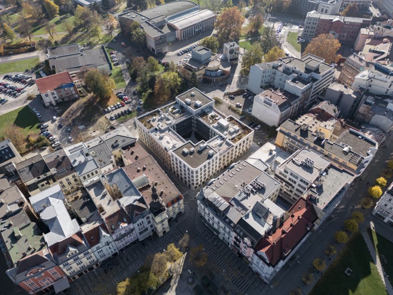 Blok obytných domů stojí kousek od Masarykova náměstí ve čtvrti Moravská Ostrava a Přívoz. (Bytový dům Nové Lauby v Ostravě, ateliér znamení čtyř - architekti)