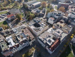 Blok obytných domů stojí kousek od Masarykova náměstí ve čtvrti Moravská Ostrava a Přívoz. (Bytový dům Nové Lauby v Ostravě, ateliér znamení čtyř - architekti)