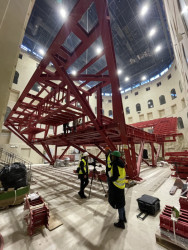 Koncertní sál v Karlových Varech se právě dokončuje; kromě sálu se v Císařských lázních realizuje muzejní expozice včetně výstavy Historie lázeňství podle návrhu studia Loom on the Moon architekta Martina Hejla