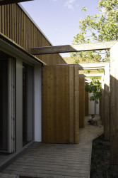 V malé vesnici na západě Slovensko stojí nově zrealizovaný dvojdům pro zdravotně a mentálně znevýhodněné navržený architekty z ateliéru A33