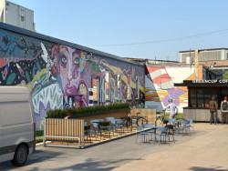 Nový produkt společnosti mmcité Platform vybízí k posezení uprostřed města.