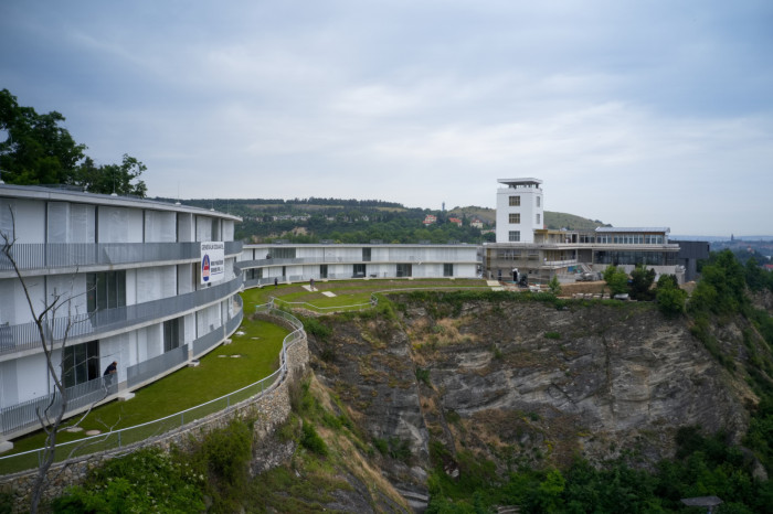 Na místě někdejší venkovní restaurace  vznikly dva bytové domy se šedesátkou nových bytů.  Navrhlo je studio Kuba & Pilař architekti. V menším z nich je šestnáct bytů. Má tvar vlnovky a kopíruje terén.