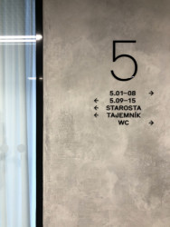 Součástí návrhu budovy je také jednotná grafická identita radnice