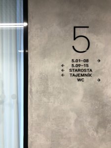 Součástí návrhu budovy je také jednotná grafická identita radnice