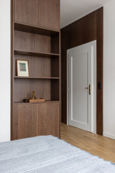 Vestavěný nábytek sjednocuje jednotlivé části interiéru. (Byt Mariánska v Bratislavě, NOIZ architekti)