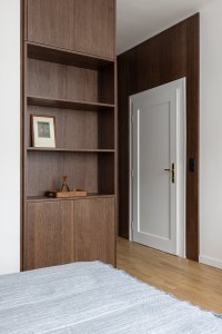 Vestavěný nábytek sjednocuje jednotlivé části interiéru. (Byt Mariánska v Bratislavě, NOIZ architekti)