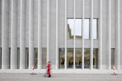 Kvůli odstínění traktuje hlavní fasádu 84 pilastrů vysokých 22 metrů, které fungují jako slunolamy