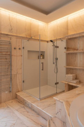 Rekonstrukce koupelny v pražském rodinném domě od designérského studia Revír