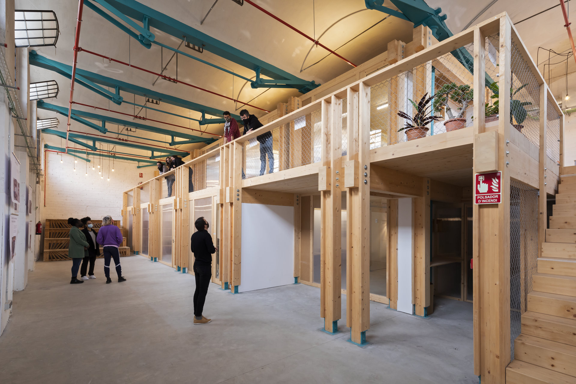 Coòpolis funguje jako barcelonské centrum sociální a solidární ekonomiky, které podporuje vznik družstev, komunitních iniciativ a udržitelných podniků.