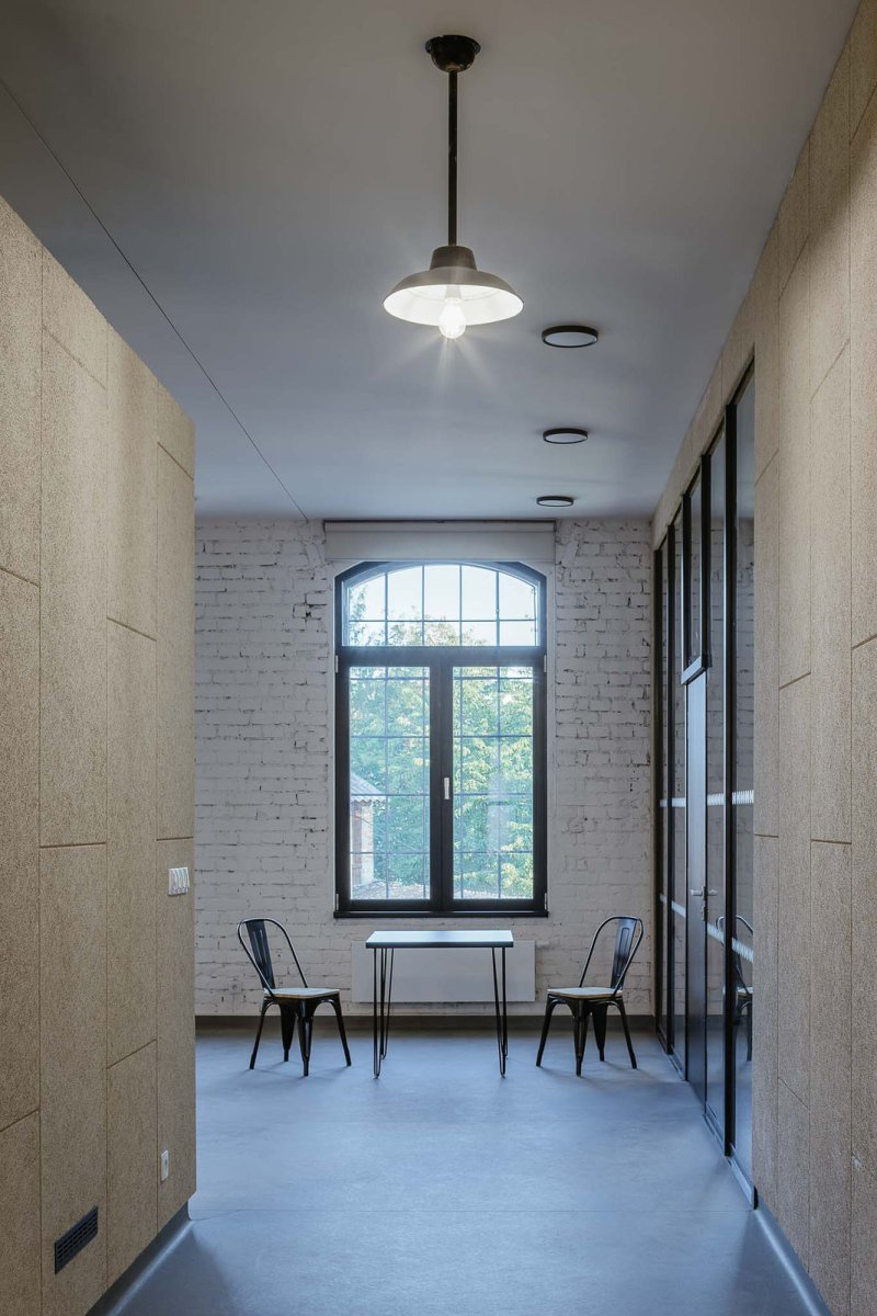 Architekti rekonstruovanou stavbu očistili na její původní hmotu, čímž uvnitř vznikly ničím nedělené a rozlehlé prostory. (Komunitní centrum ve Strakonicích, Ateliér VAS)