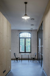 Architekti rekonstruovanou stavbu očistili na její původní hmotu, čímž uvnitř vznikly ničím nedělené a rozlehlé prostory. (Komunitní centrum ve Strakonicích, Ateliér VAS)