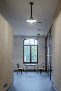 Architekti rekonstruovanou stavbu očistili na její původní hmotu, čímž uvnitř vznikly ničím nedělené a rozlehlé prostory. (Komunitní centrum ve Strakonicích, Ateliér VAS)