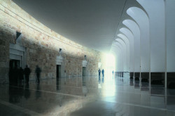 Ada Karmi-Melamede, The Supreme Court building in Jerusalem, foyer vedoucí k soudním místnostem - foto