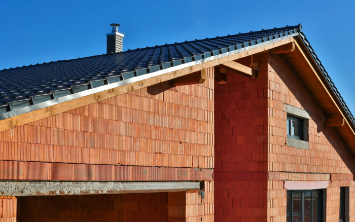 Hrubá stavba rodinného domu, na kterém byly použité cihly Porotherm T Profi od wienerbergeru.