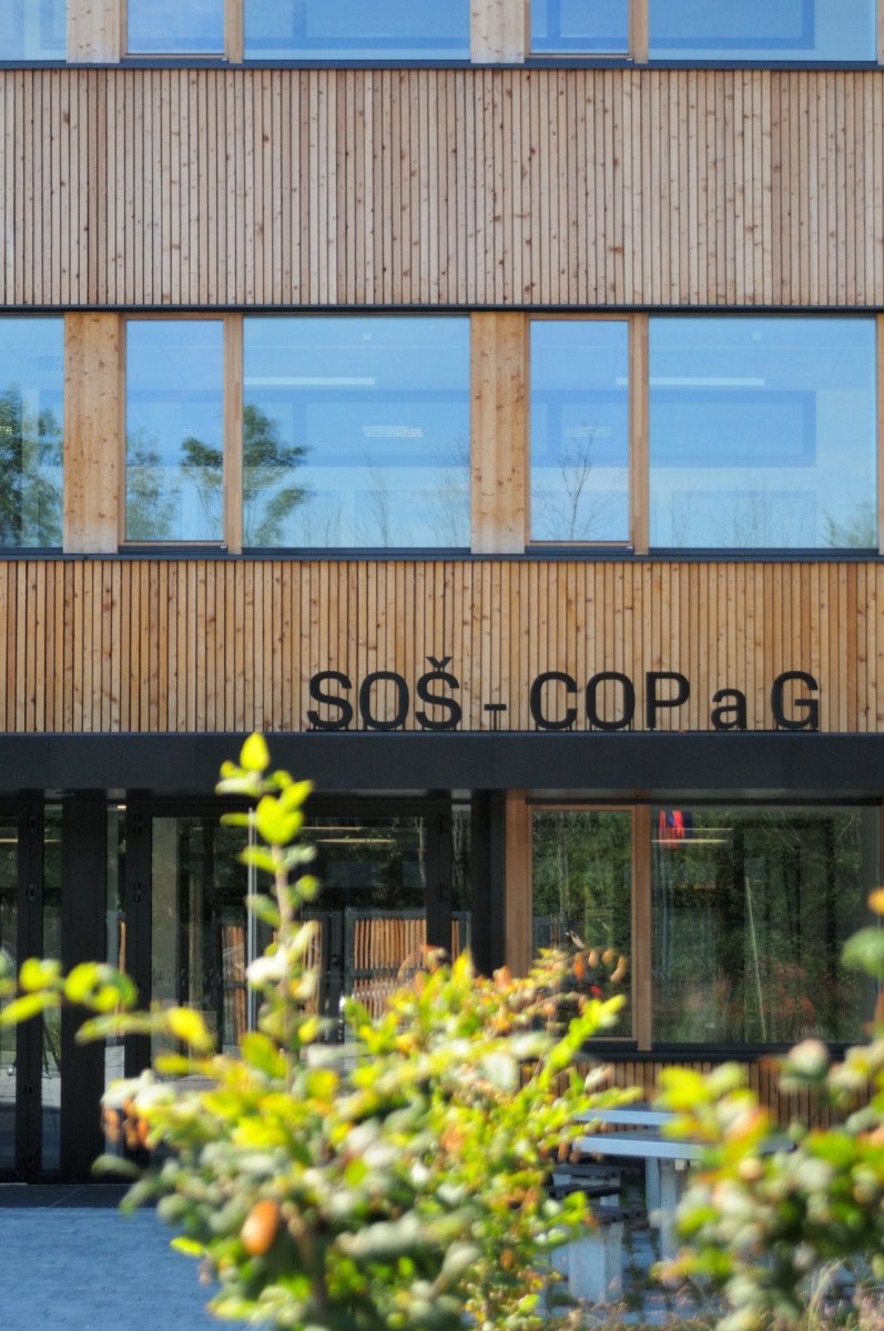 Škola v Českobrodské ulici od ECOTEN: Střední odborná škola – Centrum odborné přípravy a Gymnázium sídlí v budově ze 70. let. Z té při rekonstrukci zůstala pouze konstrukce