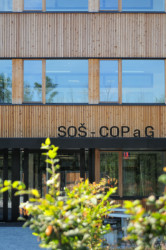 Škola v Českobrodské ulici od ECOTEN: Střední odborná škola – Centrum odborné přípravy a Gymnázium sídlí v budově ze 70. let. Z té při rekonstrukci zůstala pouze konstrukce